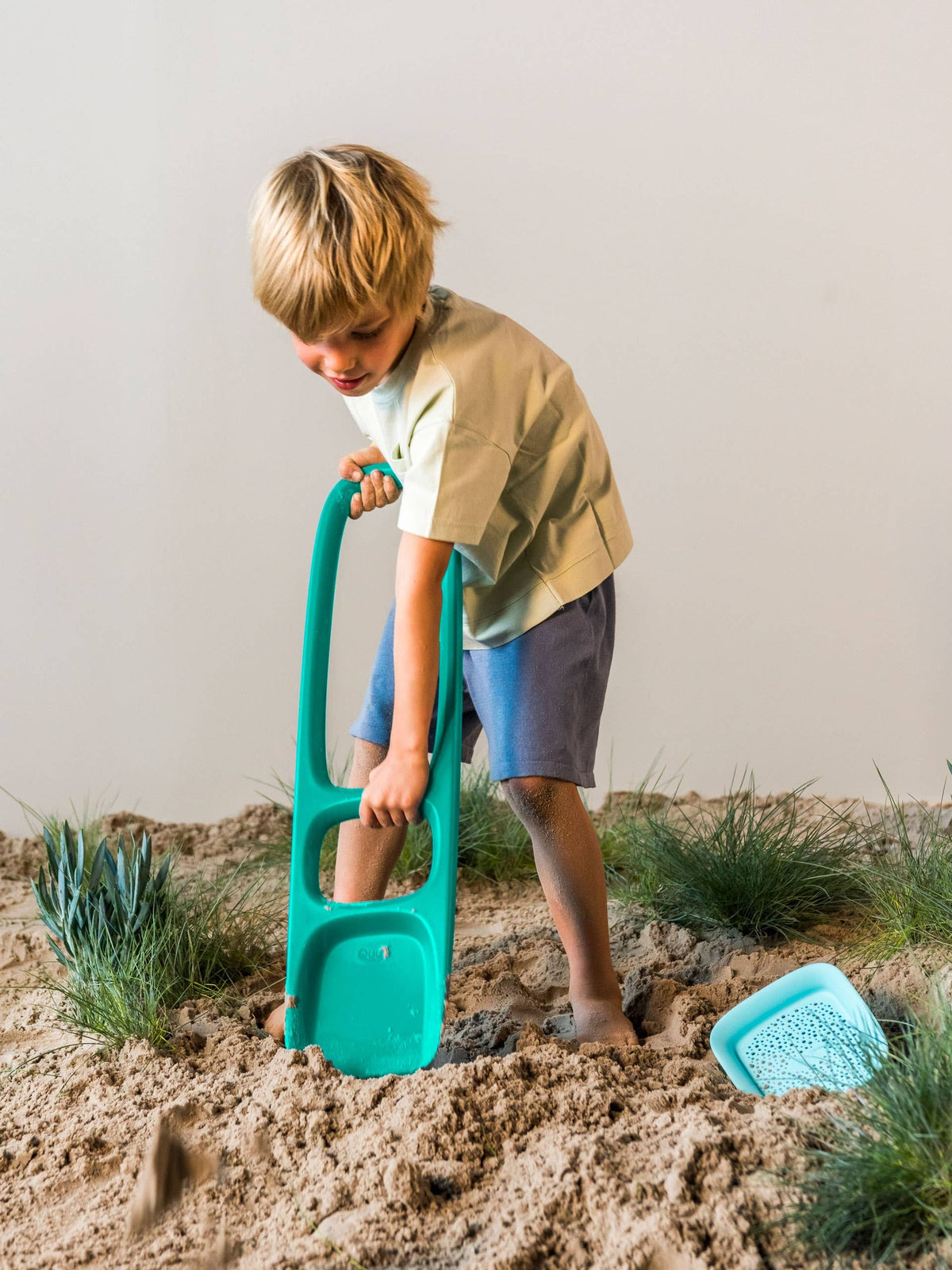 Quut Scoppi – Kids Snow & Sand Shovel with Easy Grip