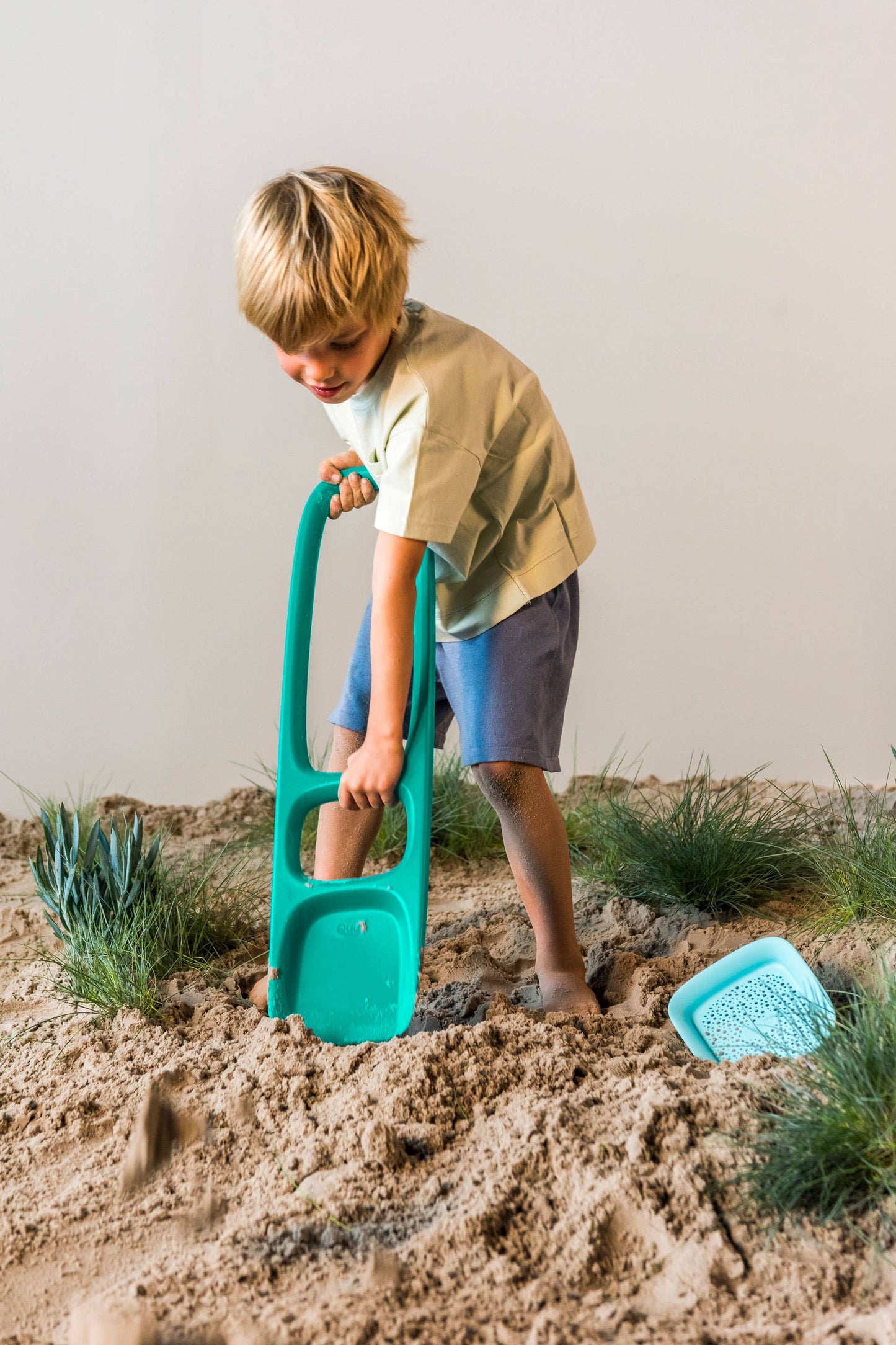 Quut Scoppi – Kids Snow & Sand Shovel with Easy Grip