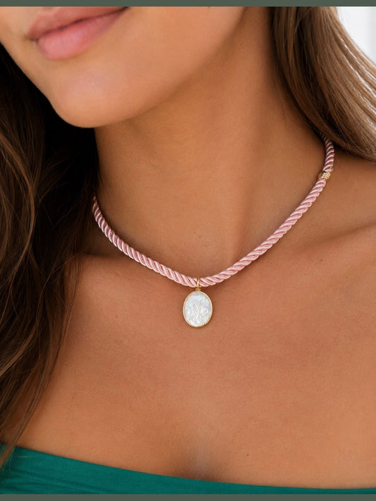 DAPHNE CAMEO ROPE NECKLACE ROSE