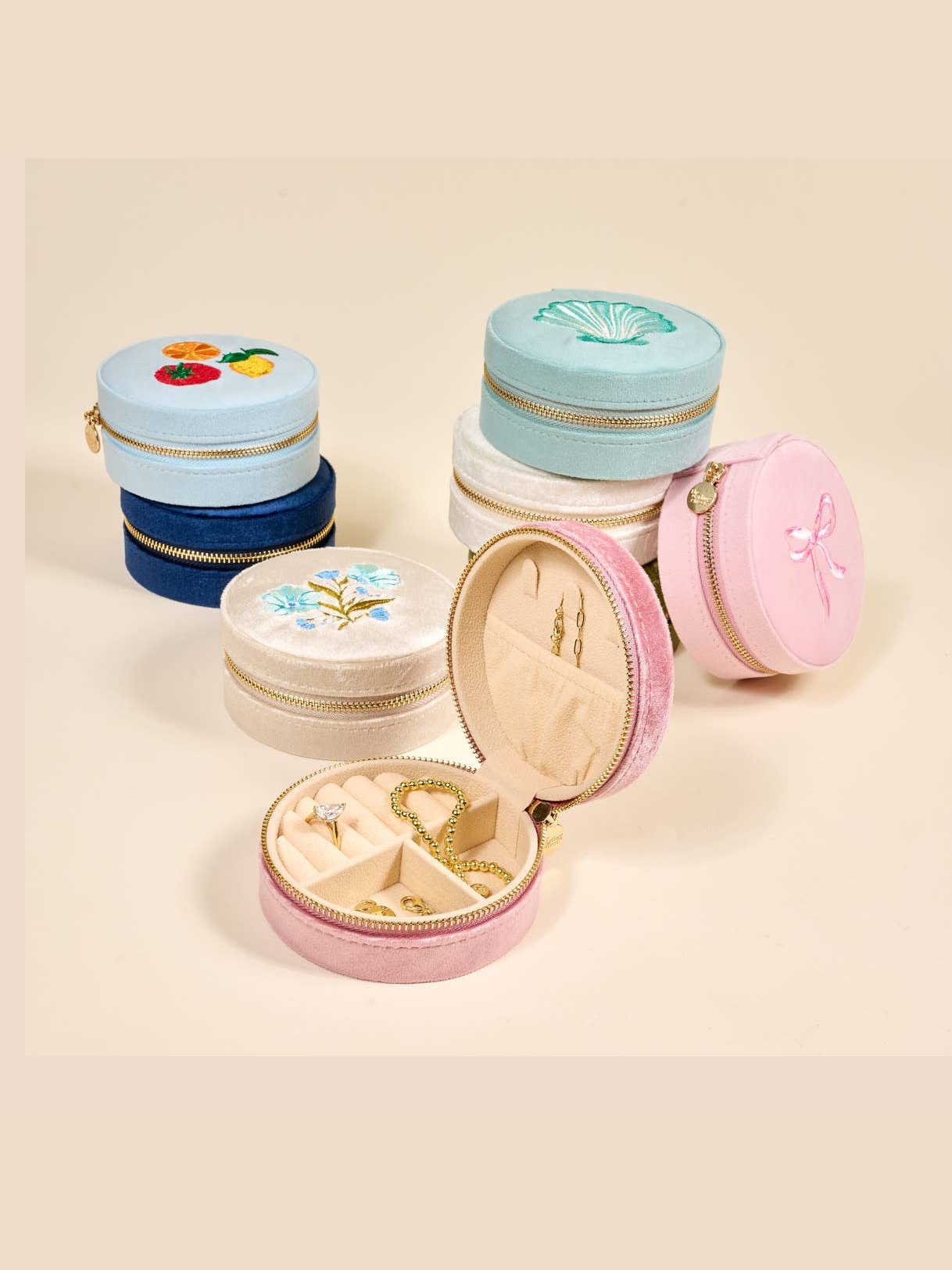 Round Velvet Jewelry Case–Seashell