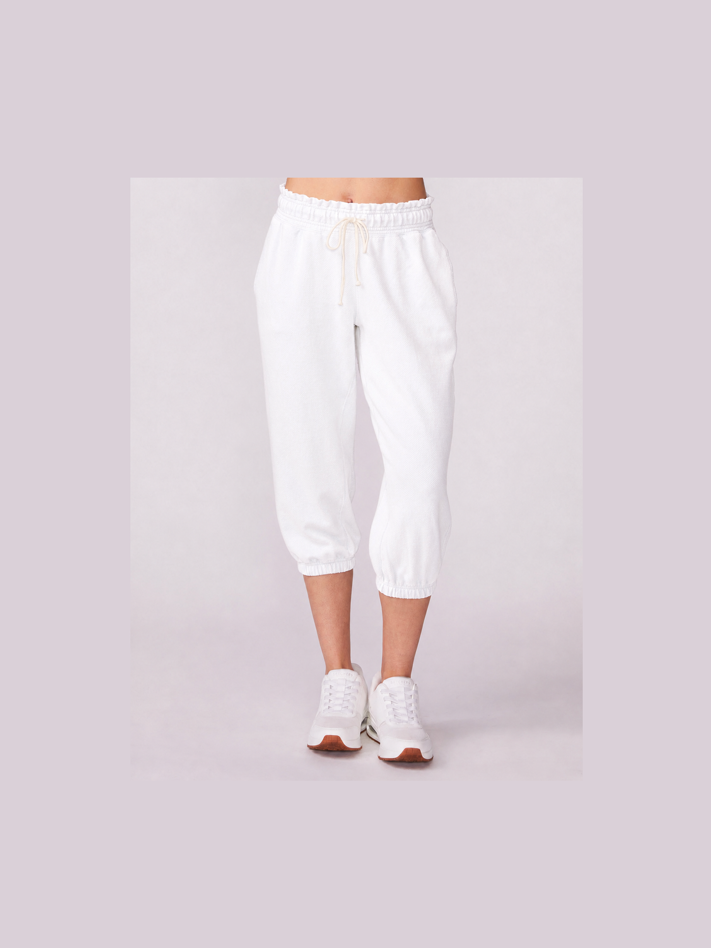 White cropped joggers with elastic waist and terry cloth texture