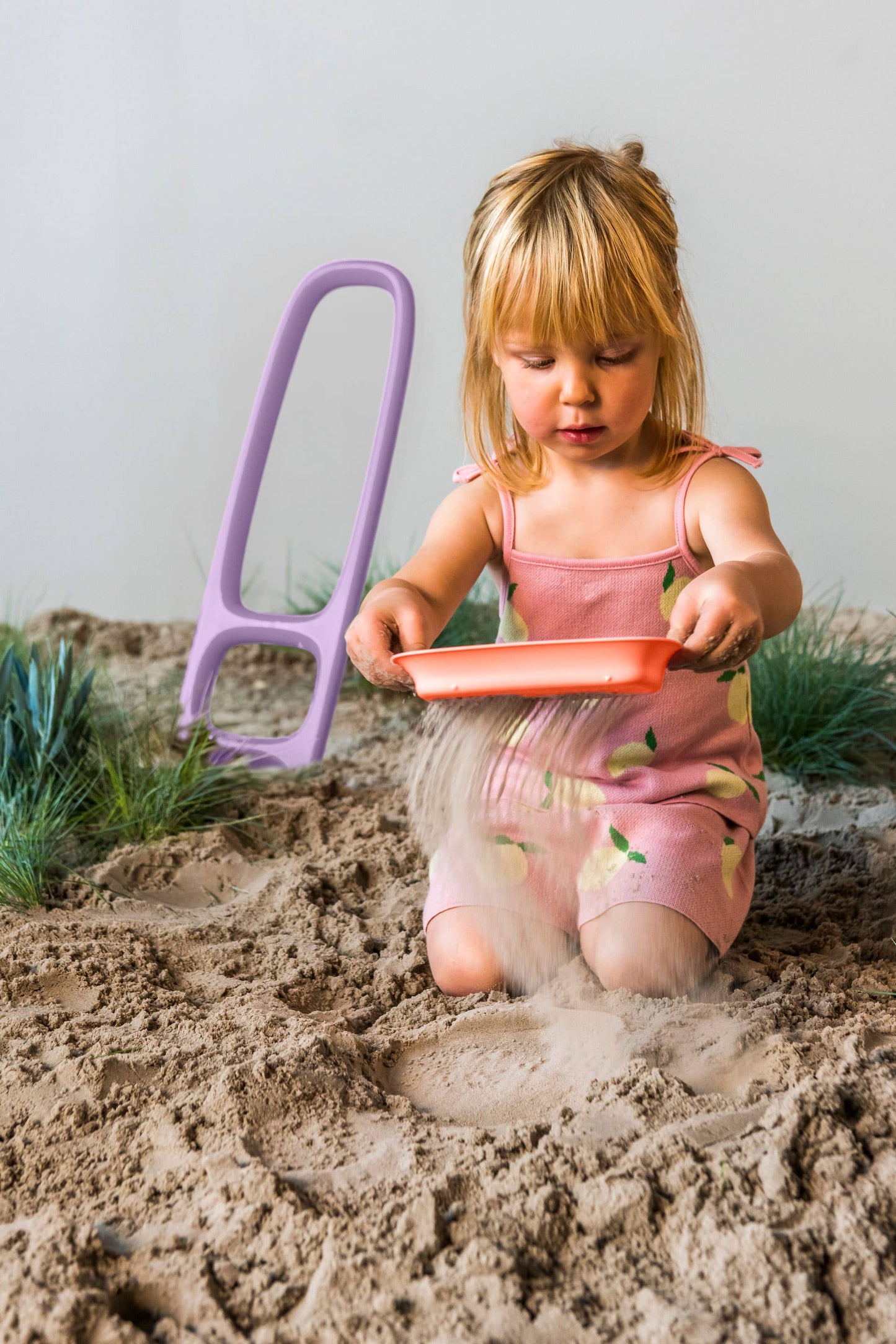 Quut Scoppi – Kids Snow & Sand Shovel with Easy Grip