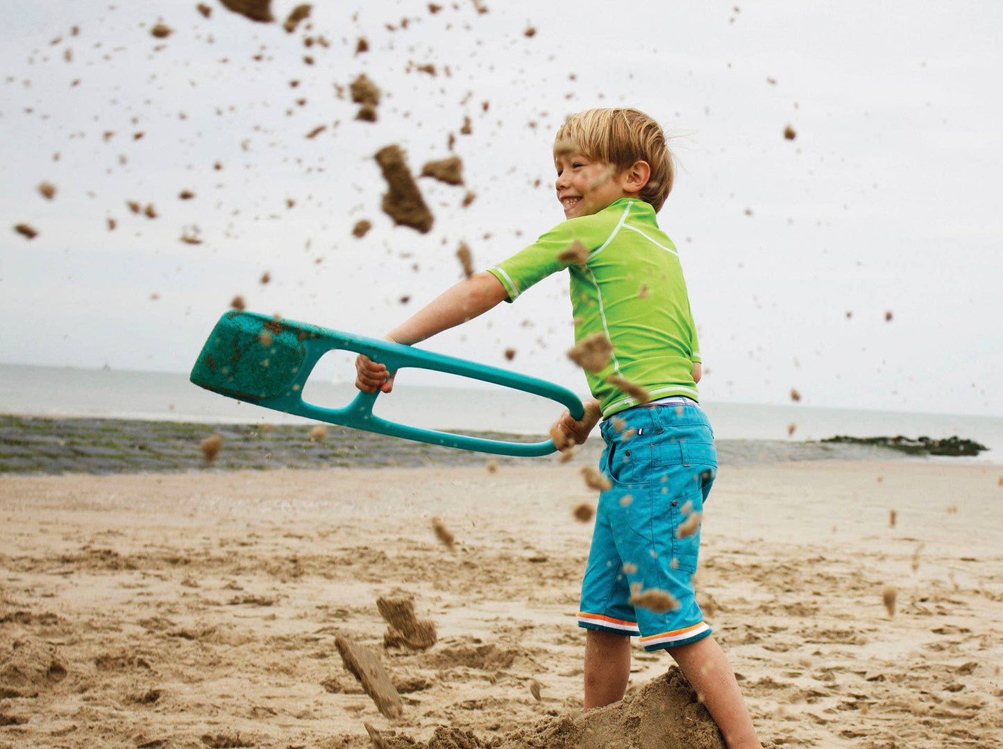 Quut Scoppi – Kids Snow & Sand Shovel with Easy Grip