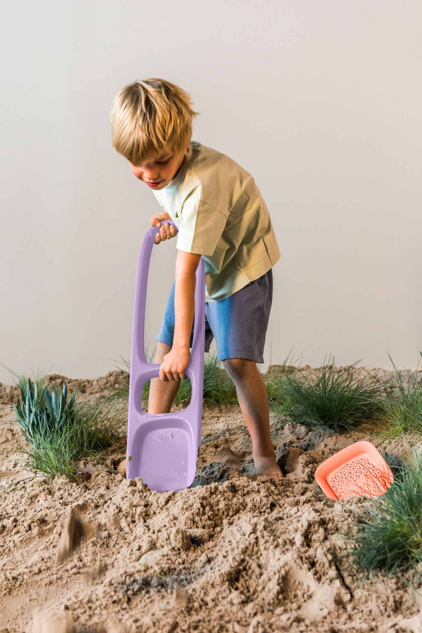 Quut Scoppi – Kids Snow & Sand Shovel with Easy Grip
