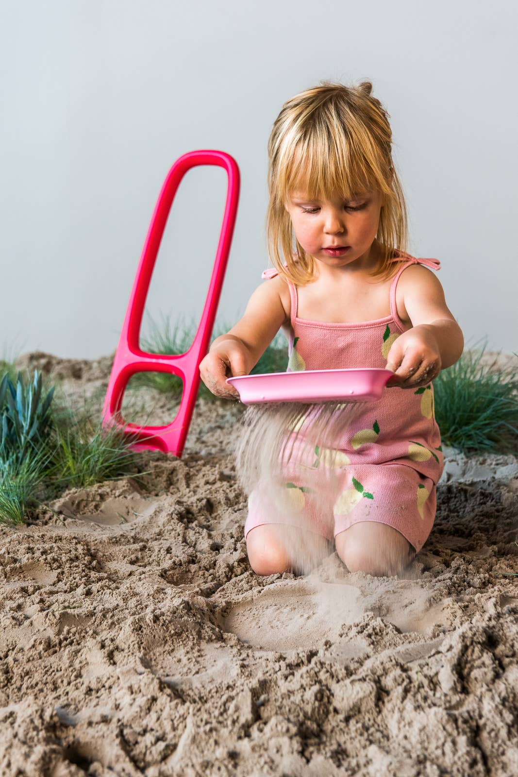 Quut Scoppi – Kids Snow & Sand Shovel with Easy Grip