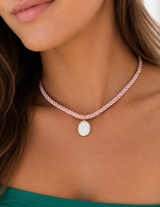 DAPHNE CAMEO ROPE NECKLACE ROSE