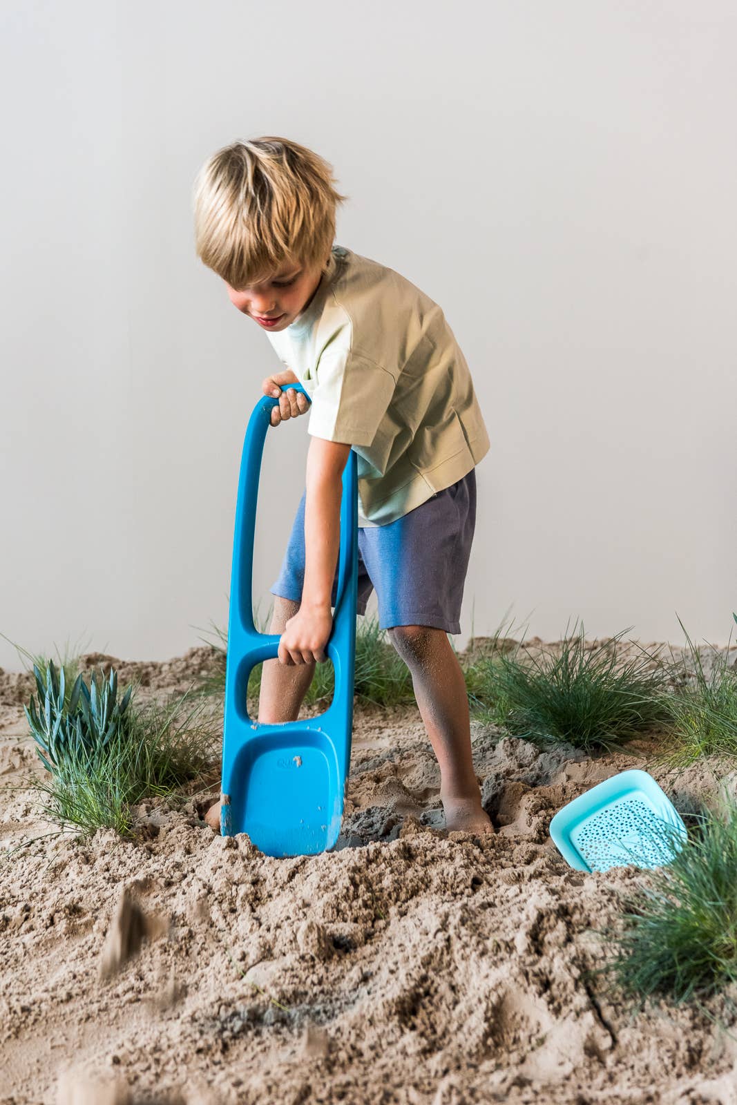 Quut Scoppi – Kids Snow & Sand Shovel with Easy Grip